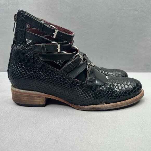 Freebird by Steven Marcel Womens Size 7 Gladiator Sandals Black Snake Print